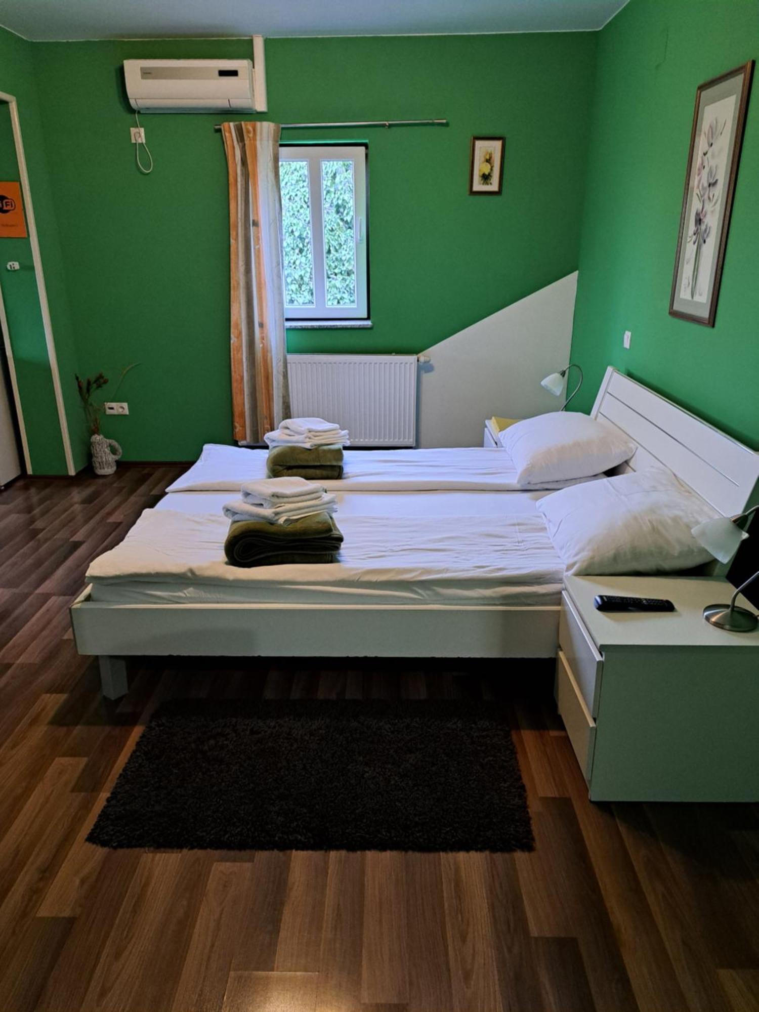 Rooms Modrusan Szluin Kültér fotó